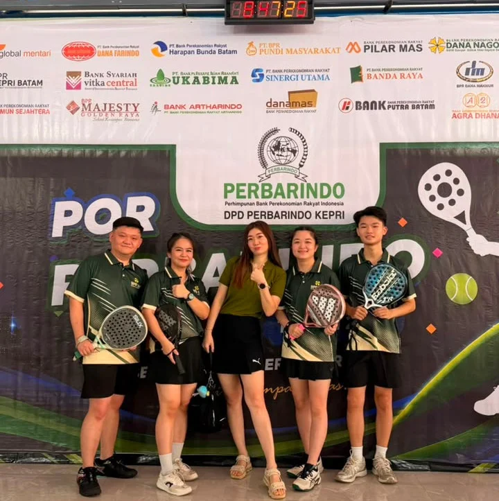 Foto : Peserta tim padel putra-putri PT BPR Dana Nagoya bersama Dirut BPR Dana Nagoya Merry (tengah) dalam ajang&nbsp;POR Perbarindo Kepri ke-8 tahun 2026.